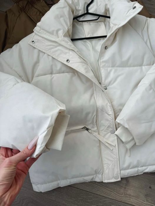 Демісезонна курточка молочного кольору