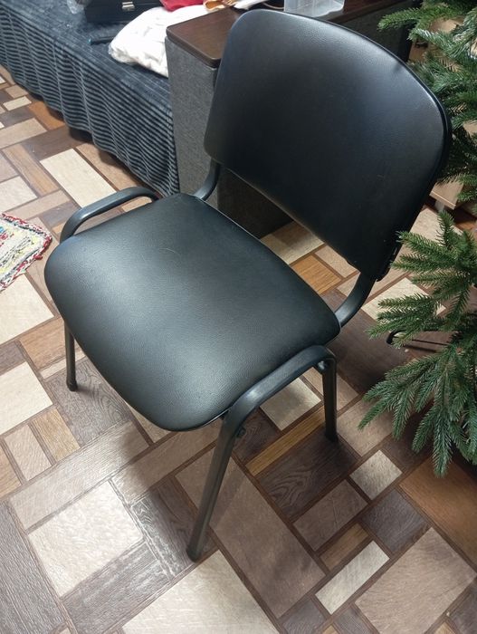 Офісний стілець чорний