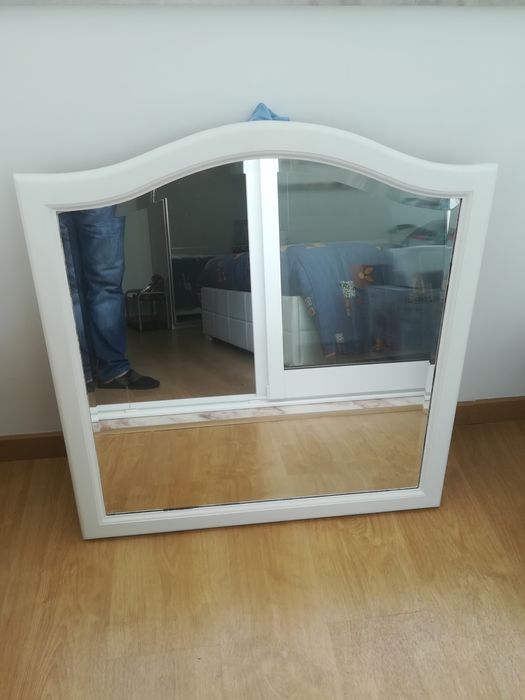 Espelho com moldura em Madeira