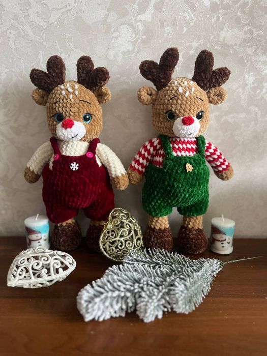 В'язаний новорічний олень ручної роботи.