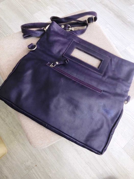 Piekna skórzana tporebka w tonacji ciemnego fioletu