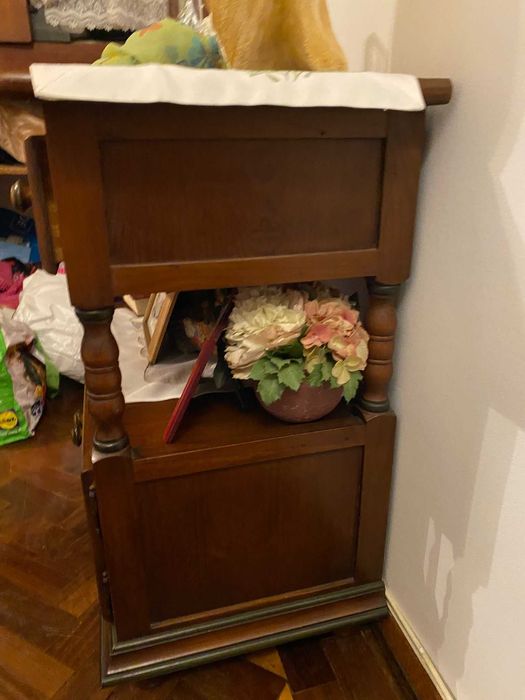 Móvel clássico em madeira maciça