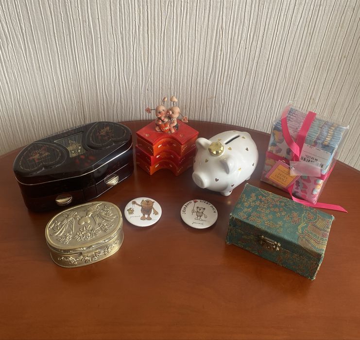 Шкатулки: керамическая, музыкальная, копилка, значки, саше.