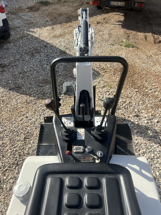 Mini Giratória Nissan N080 (70cm) 800KG LINHA DE MARTELO