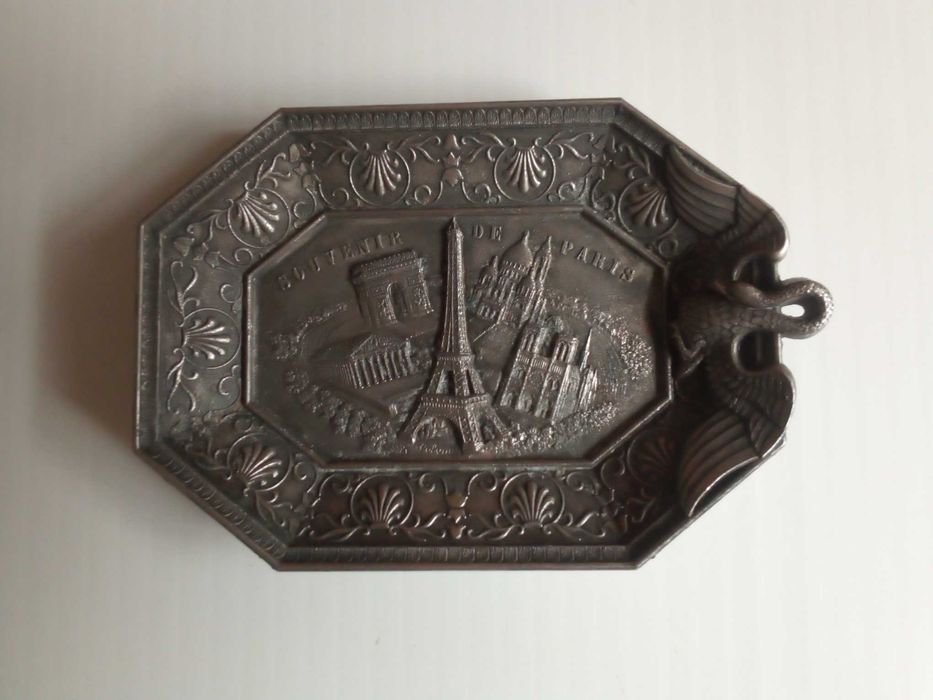 Cinzeiro em metal "Souvenir de Paris", usado