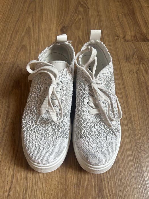 Białe ażurowe sneakersy z koronką z motywem kwiatowym na platformie