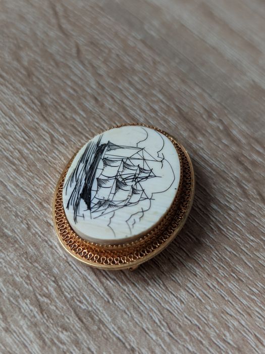 Антикварная коллекционная брошь Парусник позолота кость