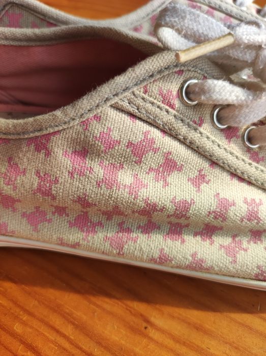 Sapatilhas Cinzentas com Caveira Rosa