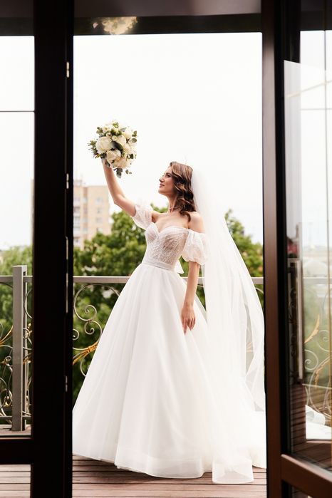 Весільна сукня з шлейфом