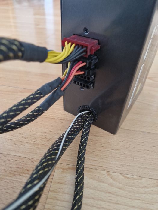 ENERMAX 425W Модульний 24+8(4+4)/8+8(6+2)відео/5sata/2molex Блок живле