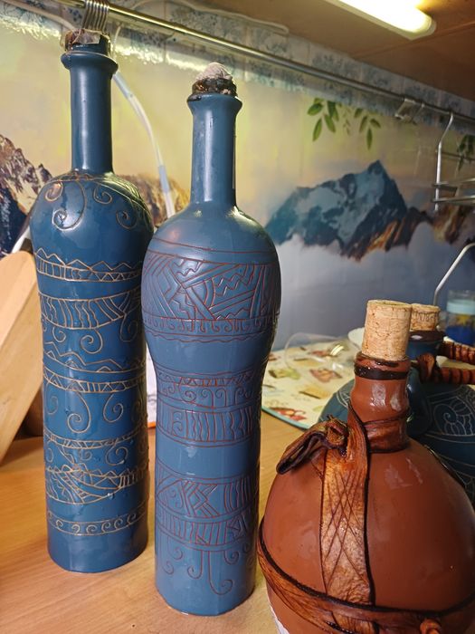 4 глиняні пляшки із під вина із красивим малюнком.