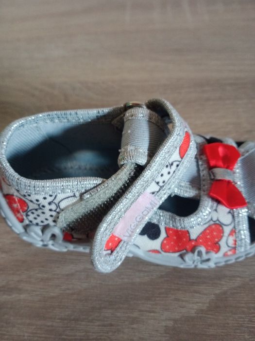 Sprzedam buciki dla dziewczynki.