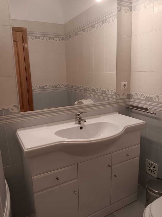 Armário de casa de banho com lavatório, espelho e torneira