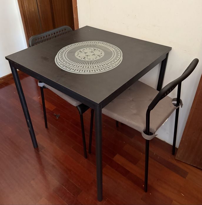 Mesa, frigorifico, cama