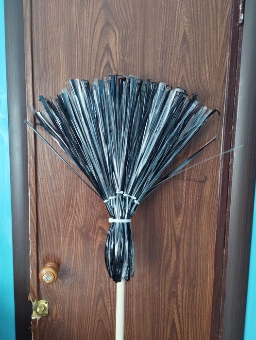 Метла из ПЭТ бутылок.