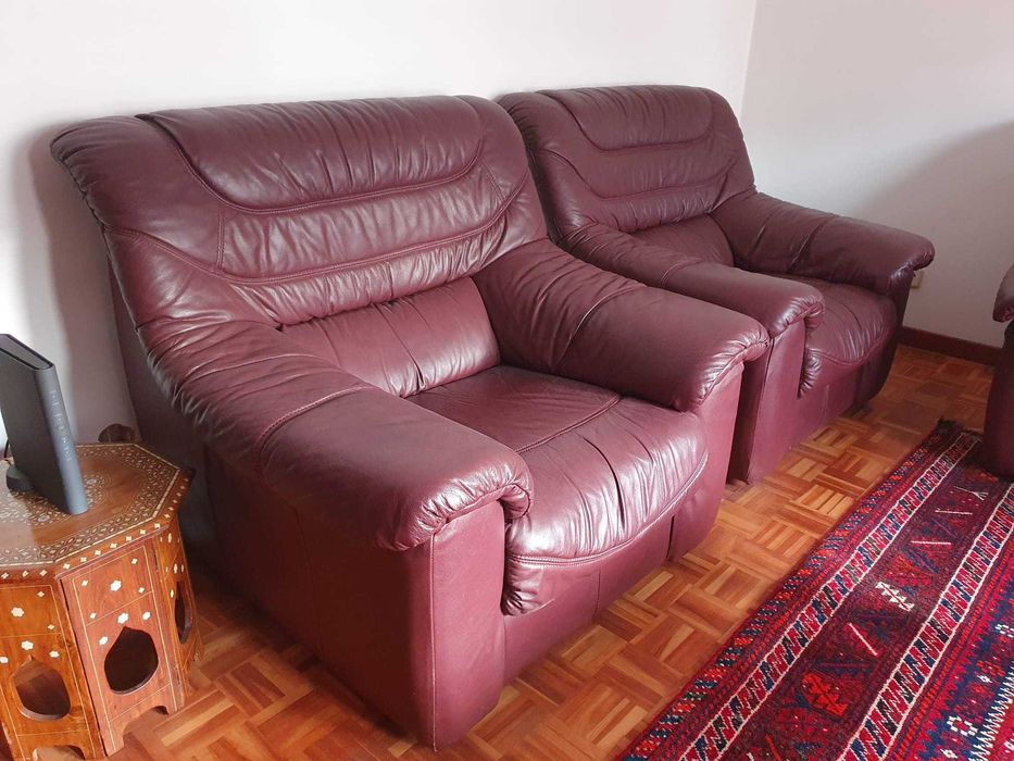 Duas poltronas em pele