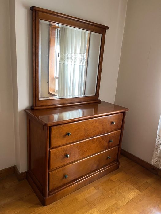 Cama, cómoda com espelho e cabeceira, tudo em madeira maciça