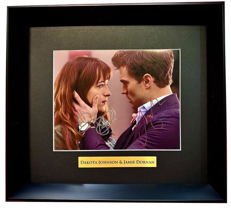 Колекційна фотокартка з автографами Дакоти Джонсон та Джемі Дорнана