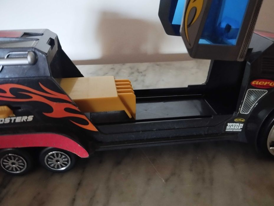 Carro com um  dispositivo de lançamento de carros.