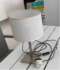 1 Candeeiro de mesa cor metálico com abajur