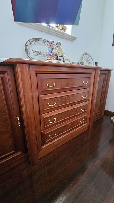 Aparador baixo em madeira maciça com espelho – conjunto elegante