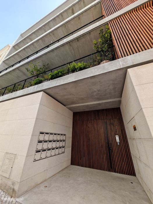 Estudio novo com garagem junto ao Saldanha