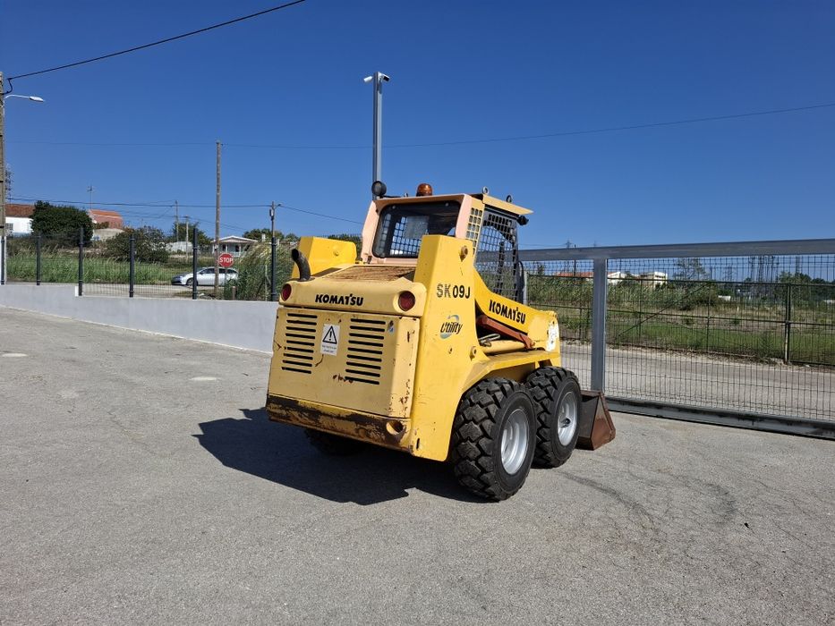 Mini carregadora Komatsu SK09J