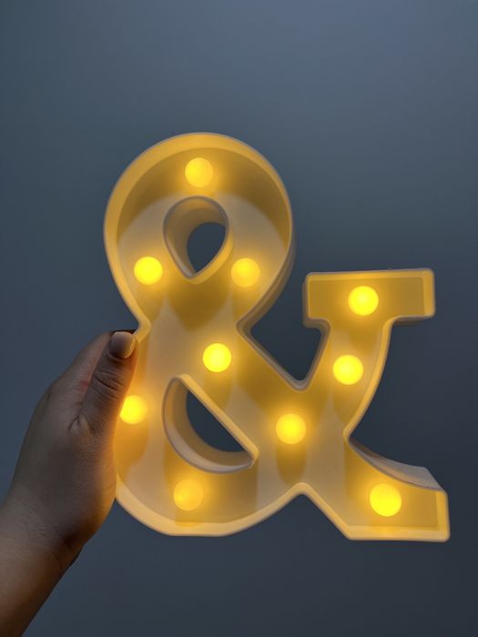 & comercial luminoso