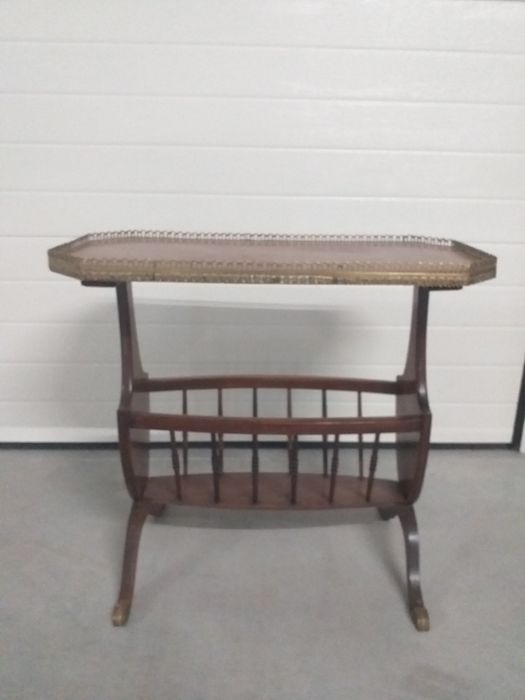 Mesa de apoio com porta revistas.