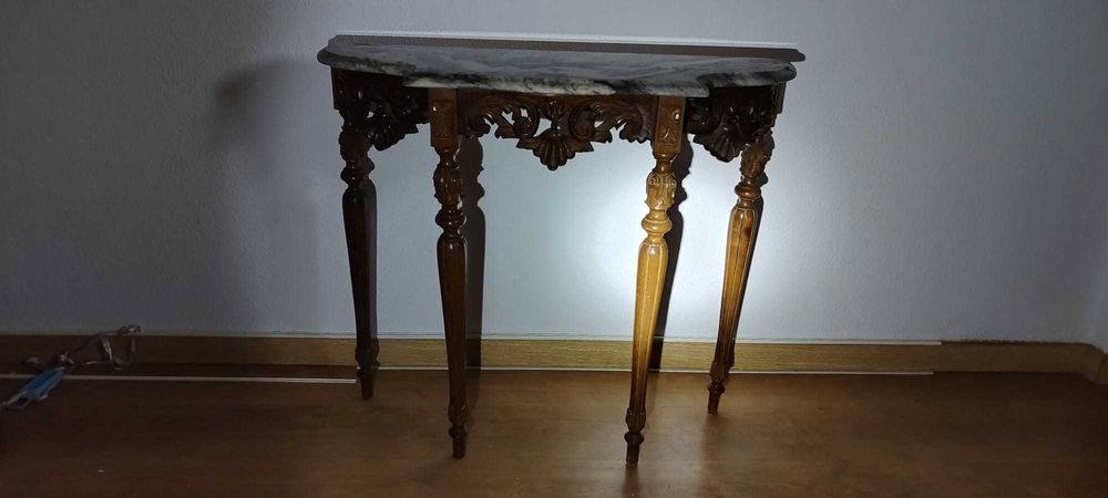 Mesa de Entrada em Madeira com Tampo em Pedra