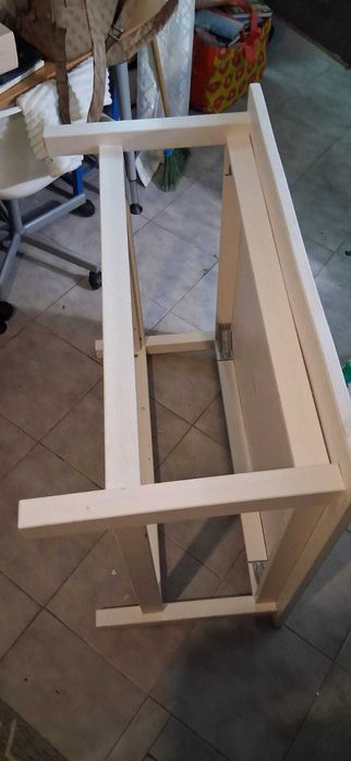 Mesa de centro da IKEA, cor branca, com prateleira inferior