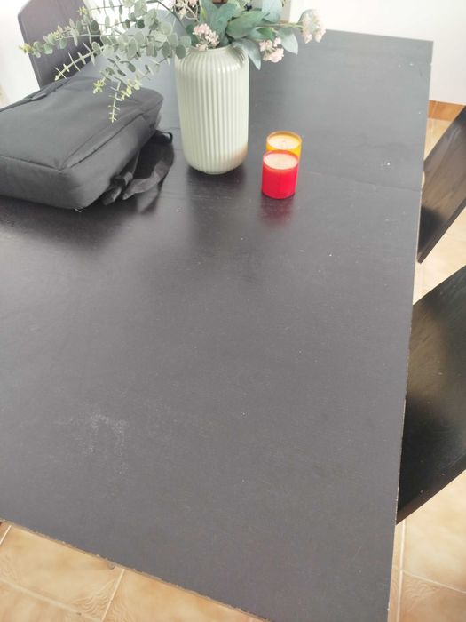 Mesa preta extensível com 4 cadeiras