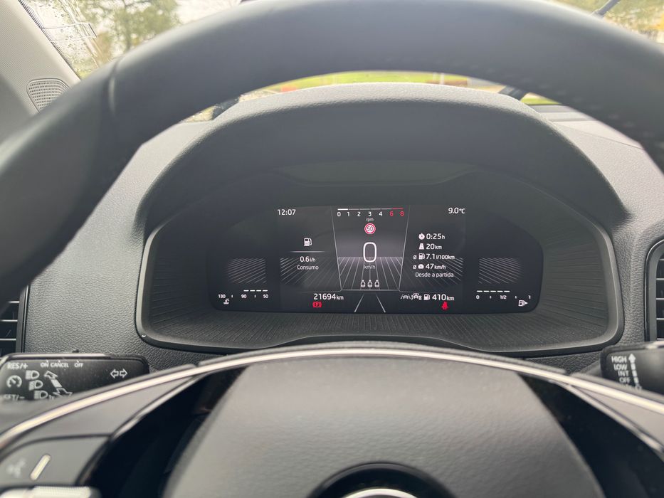 Skoda Karoq 2025 — 116 cv | Gasolina | como novo