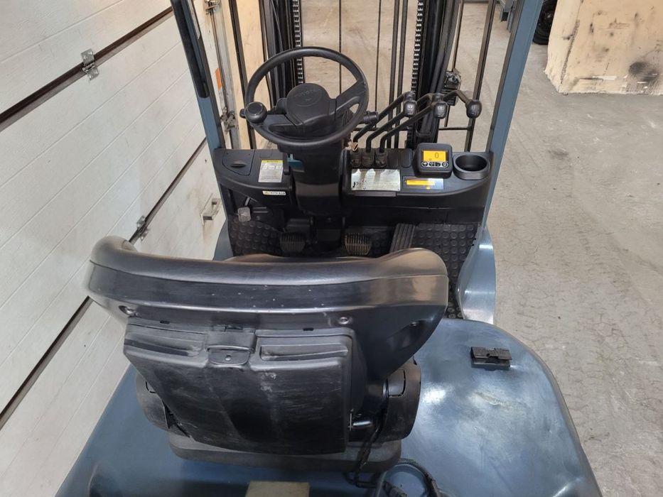 Навантажувач вилковий, газовий 1.5 тонн
 Toyota  02-8FGF15