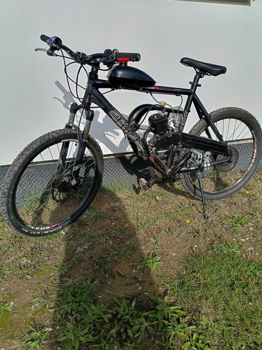 Rower górski z silnikiem spalinowym