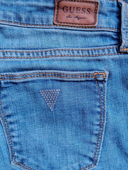 Джинсы Guess  Skinny с разрезами во внутрь хит 2026
