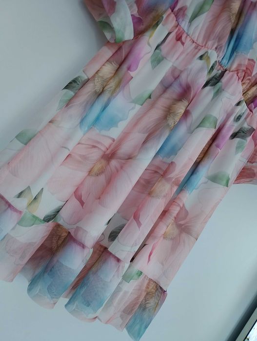 Piękna sukienka nowa elegancka lekka zwiewna w kwiaty pastelowe kolory