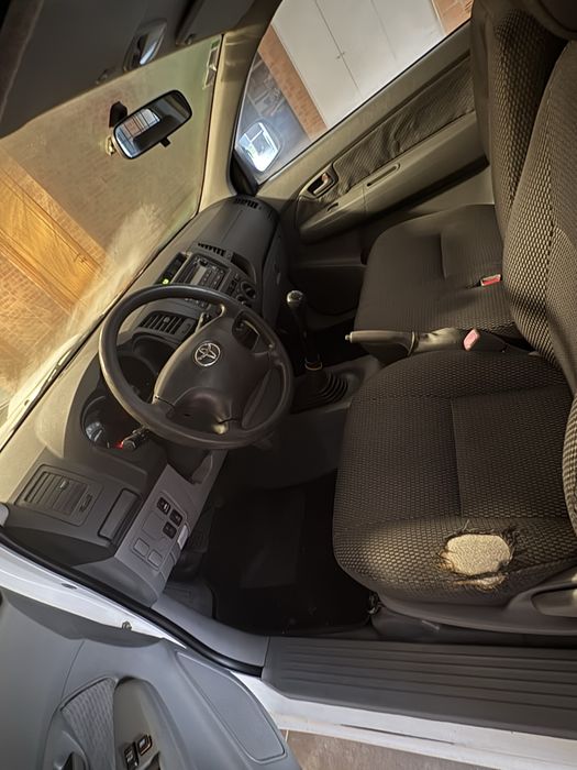 Toyota hilux 2WD 2011