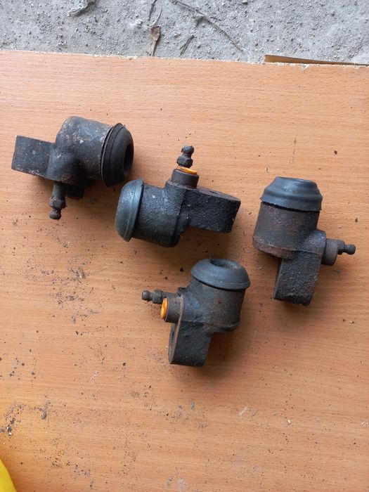 Продам передний, задний бампер, ободки фар, реле зарядки ГАЗ-21