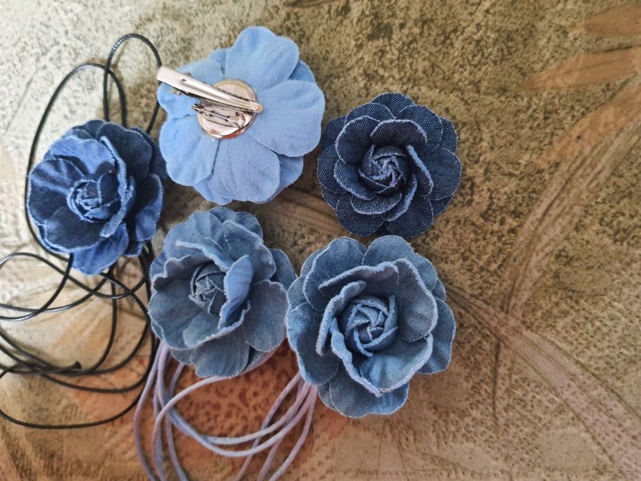 Броши и чокеры с джинсовой ткани