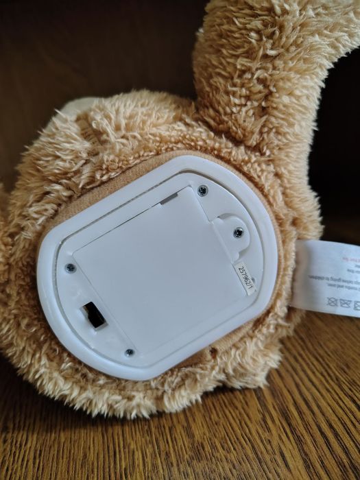 Ведмедик співає і розмовляє.