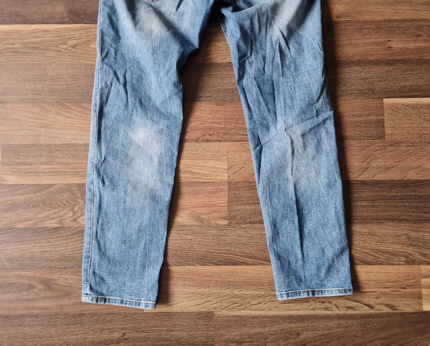 Jeansy regular z przetarciami Diverse r. 32