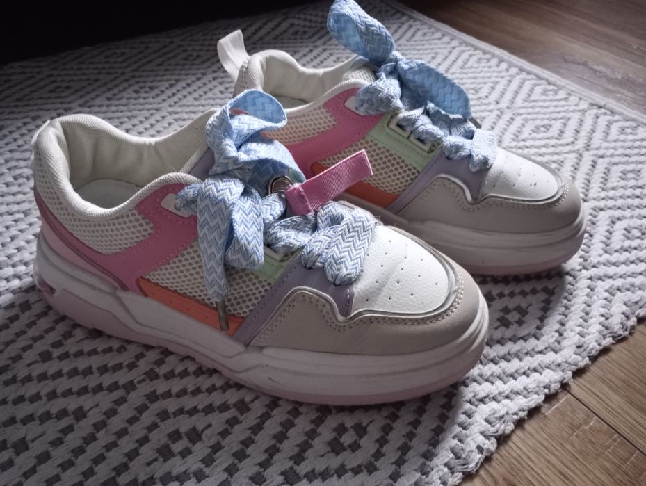 Modne Sneakersy Damskie Pastelowe z Ozdobnymi Sznurówkami | Rozmiar 40  dl. wkładki 25.5cm