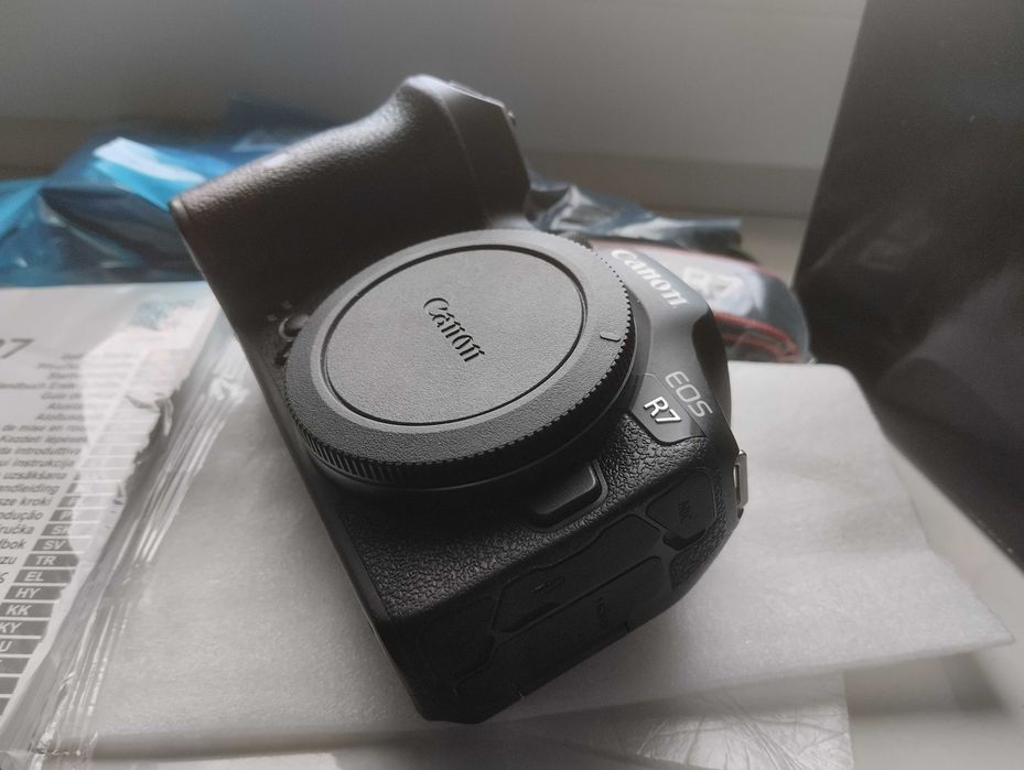 Canon EOS R7, в заводській комплектації