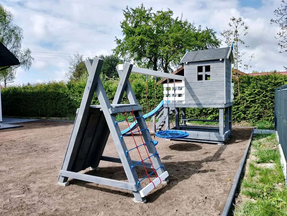 Drewniany domek dla dzieci, plac zabaw