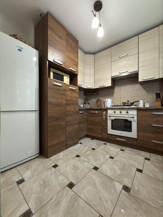 Продаж 2-кім. квартири з ремонтом. 65 000$. вул. Дністерська, 1А.