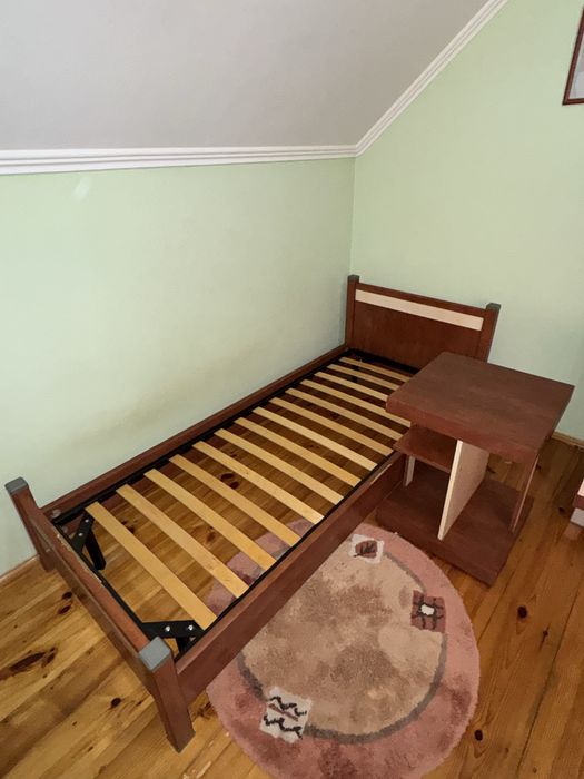 Меблі у спальню (стіл, ліжко, тумба)