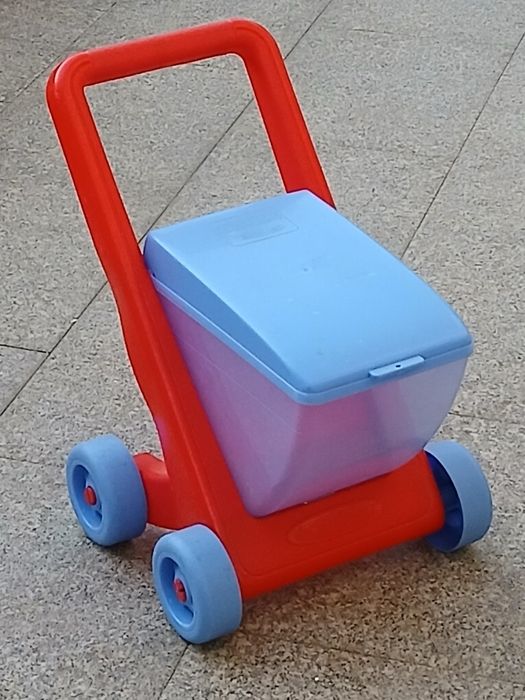 Vendo CARRINHO de supermercado infantil forte com alguns acessórios