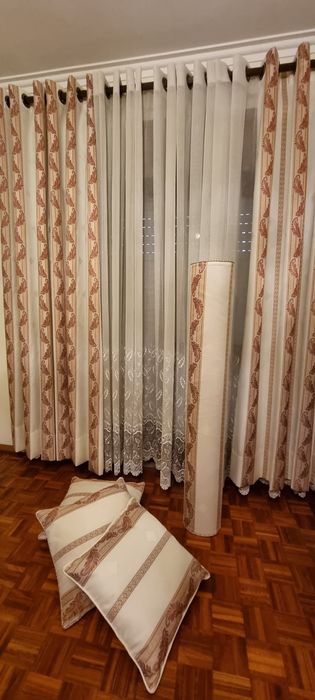 Conjunto de cortinas e almofadas