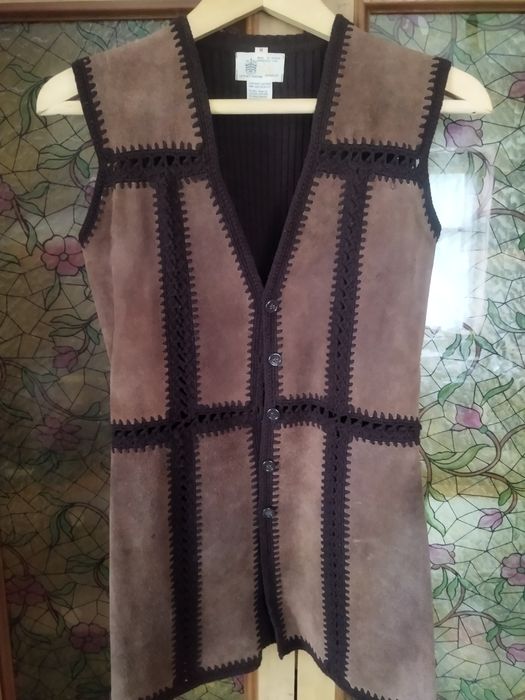 Женский жилет замшевый вязаный.